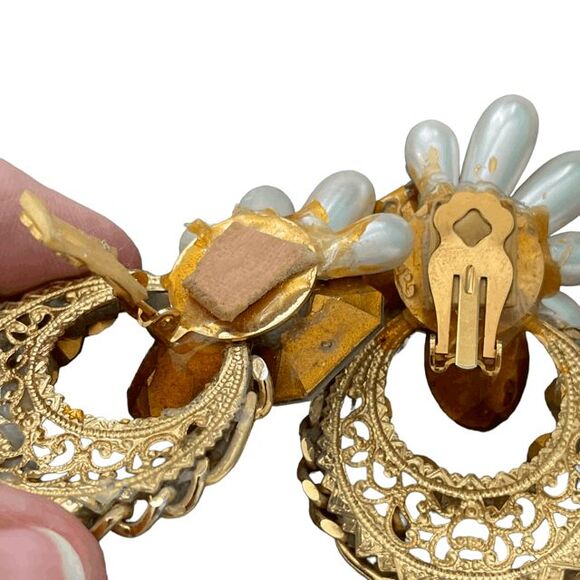 Vintage 80s Rhinestone Statement Earrings Gold Tone Metal Faux Pearls Clip On - Picture 2 of 2